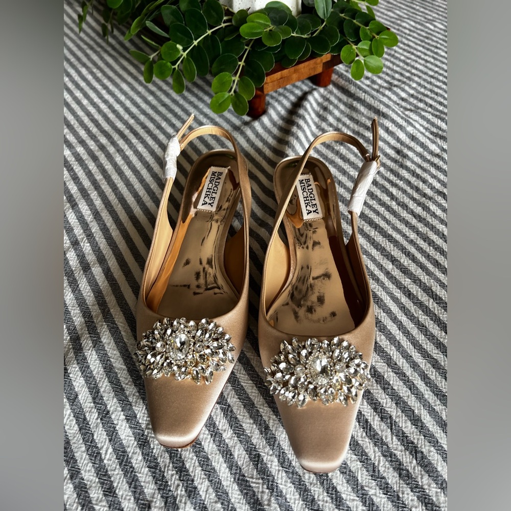 Badgley Mischka page sling back in latte satin